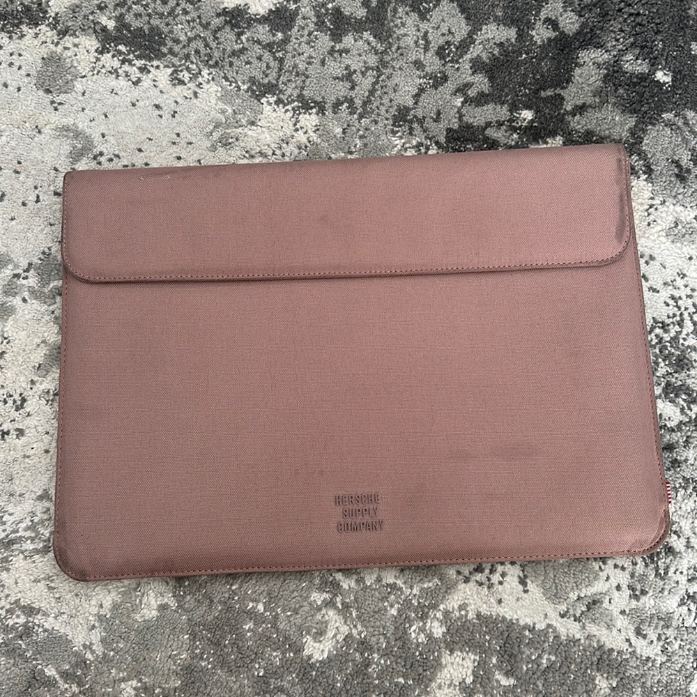 Herschel 15 in soft laptop sleeve in light pink rose